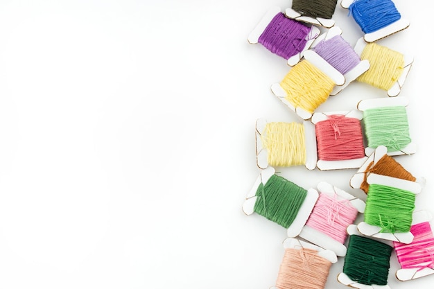 kolorowe nici na tle tkaniny