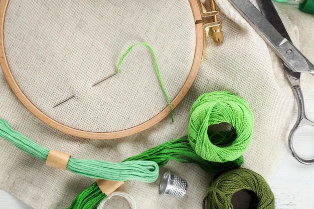 haft ręczny na lnianej tkaninie